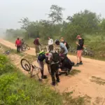 Eine Reifenpanne gehört zum Abenteuer - Bike Safari Lake Mburo Nationalpark - Life Cyclers Uganda