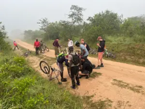 Eine Reifenpanne gehört zum Abenteuer - Bike Safari Lake Mburo Nationalpark - Life Cyclers Uganda