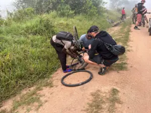 Fahrradmechaniker in Aktion - Bike Safari Lake Mburo Nationalpark - Life Cyclers Uganda