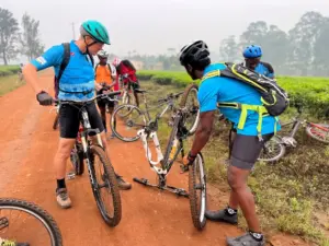 Kleine Pannen werden schnell behoben - Community Tour - Life Cyclers Uganda