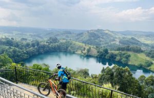 Mit dem Velo am Kratersee Uganda