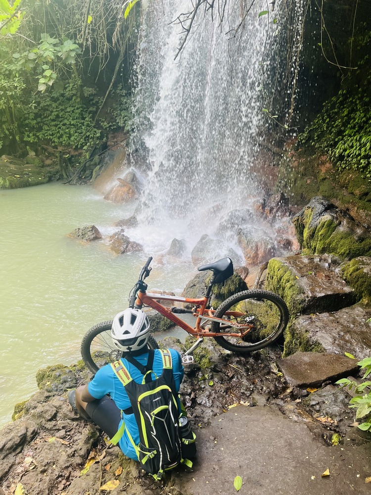 Mit dem Velo zum Wasserfall Uganda Mit dem Velo zum Wasserfall Uganda Radreise