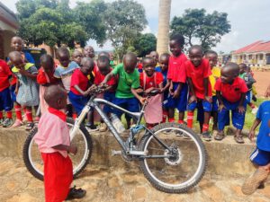  Kinder mit Mountainbike