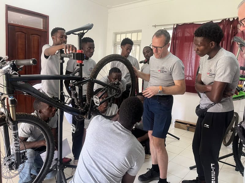 Benon Okwale im Kurs mit René Horber
